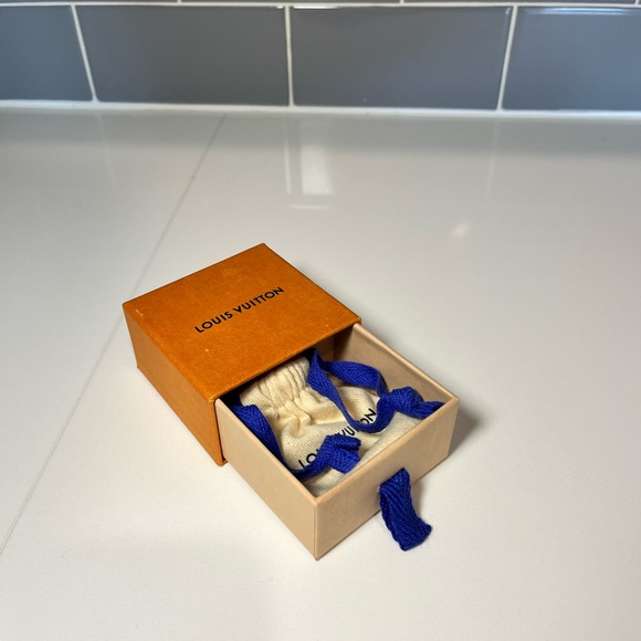 N Necklace from the LV&ME Collection - Picture 2 of 4